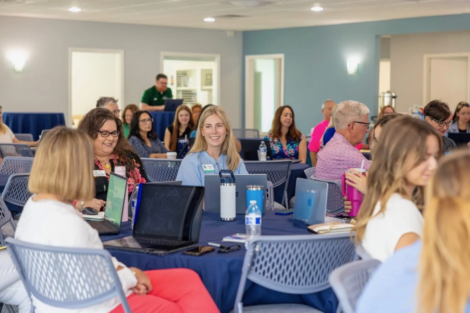 A full-room Ain Hub workshop